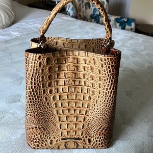 Brahmin Amelia bucket bag smoke free no odors
